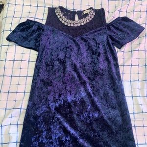 Beautiful Navy Blue velvet dress with pearls, gems, and lace. Size 8 (years)